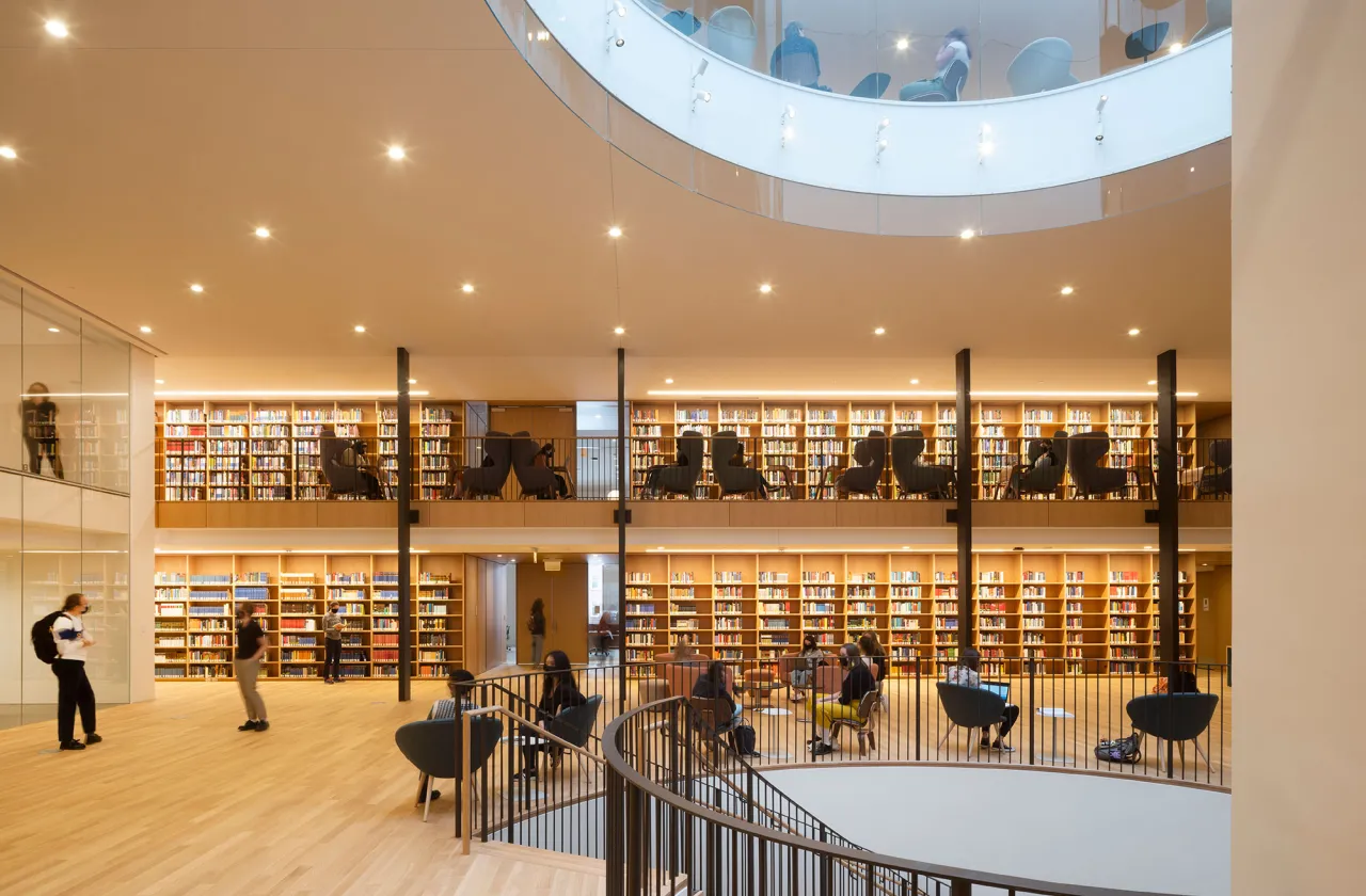 Neilson Library 1st floor core with students