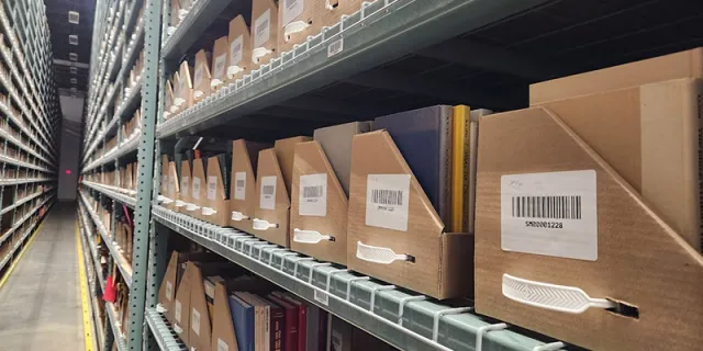 A shelf i the Library Annex loaded with trays of different sizes.