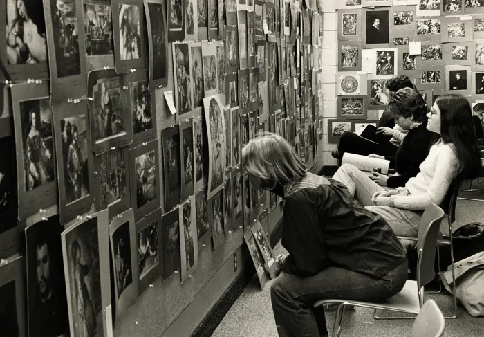 Students studying for Art 100, 1970